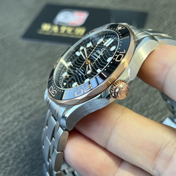 OMEGA Seamaster Diver 300 Two Tone with Black Dial (42mm) Super Clone - Image 4